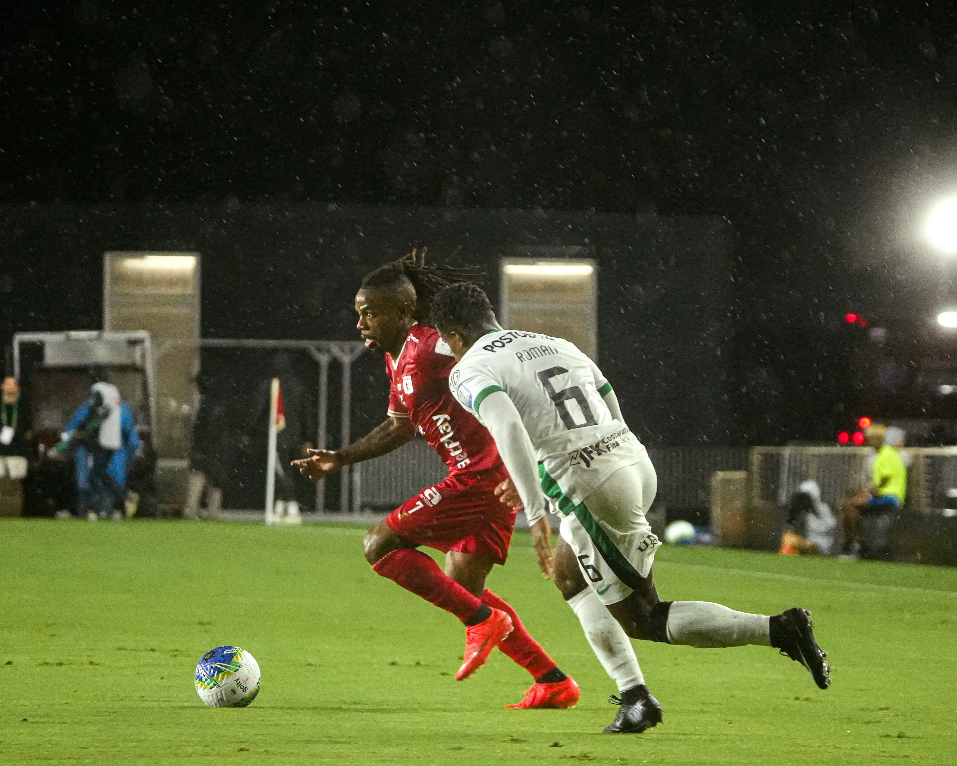 El clásico entre Atlético Nacional y América de Cali se endureció tras el arranque y dejó un altercado entre Alfredo Morelos, Luis Quiñones y Marlon Torres - crédito América de Cali