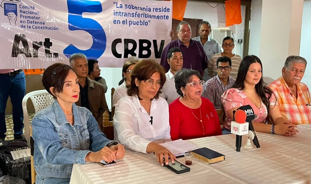 Entre protestas e intimidación policial, organizaciones entregaron a la Asamblea un documento por elecciones libres y restitución del orden constitucional