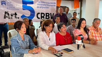 Entre protestas e intimidación policial, organizaciones entregaron a la Asamblea un documento por elecciones libres y restitución del orden constitucional