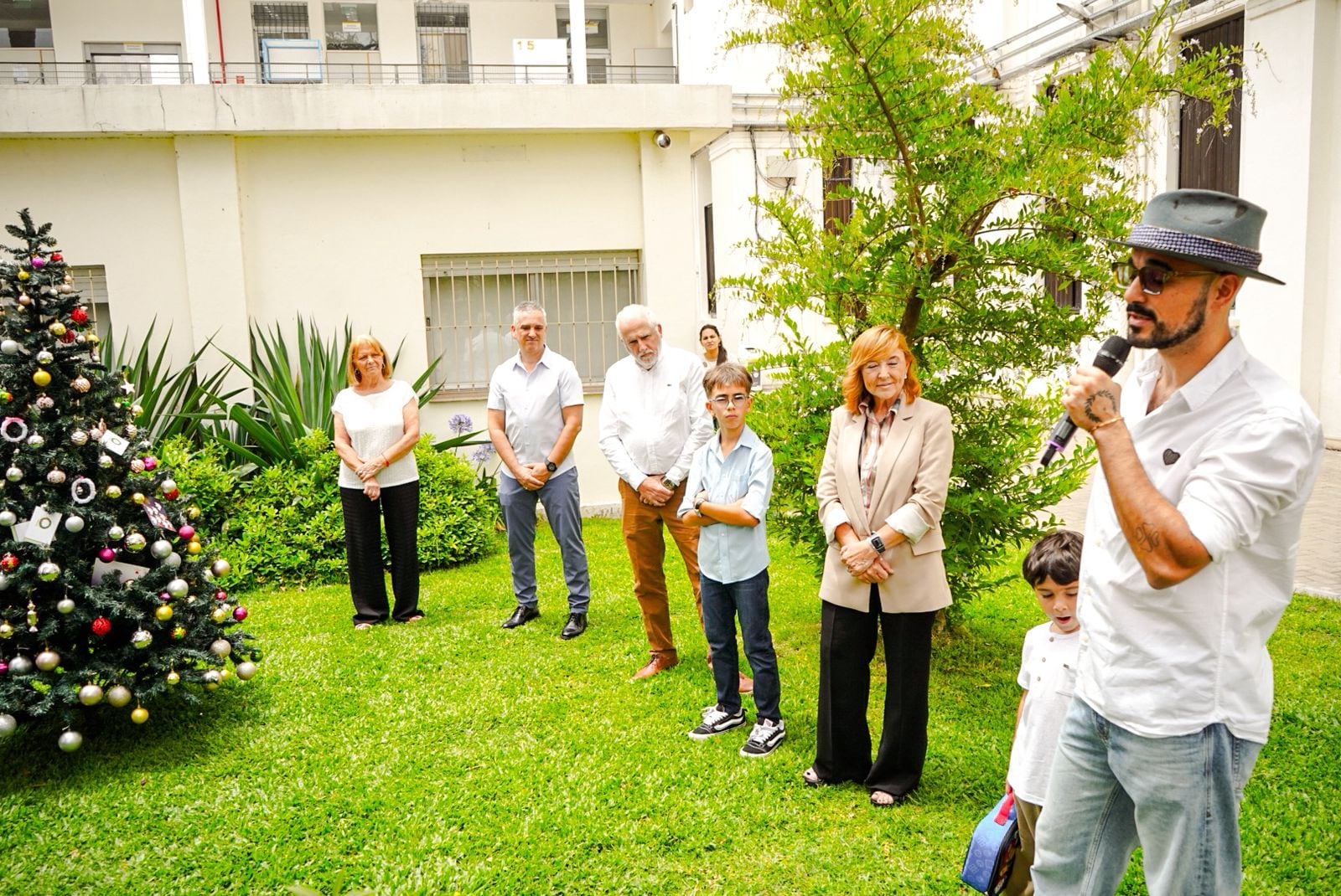 Abel Pintos junto con autoridades como el Dr. Pablo Neira, director de la institución, Alicia Garré, directora de la Cooperadora, un grupo de voluntarios, personal médico y familias de pacientes