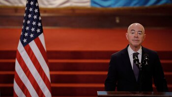 El encargado de migración de Biden representará a EE.UU. en la investidura de Bukele