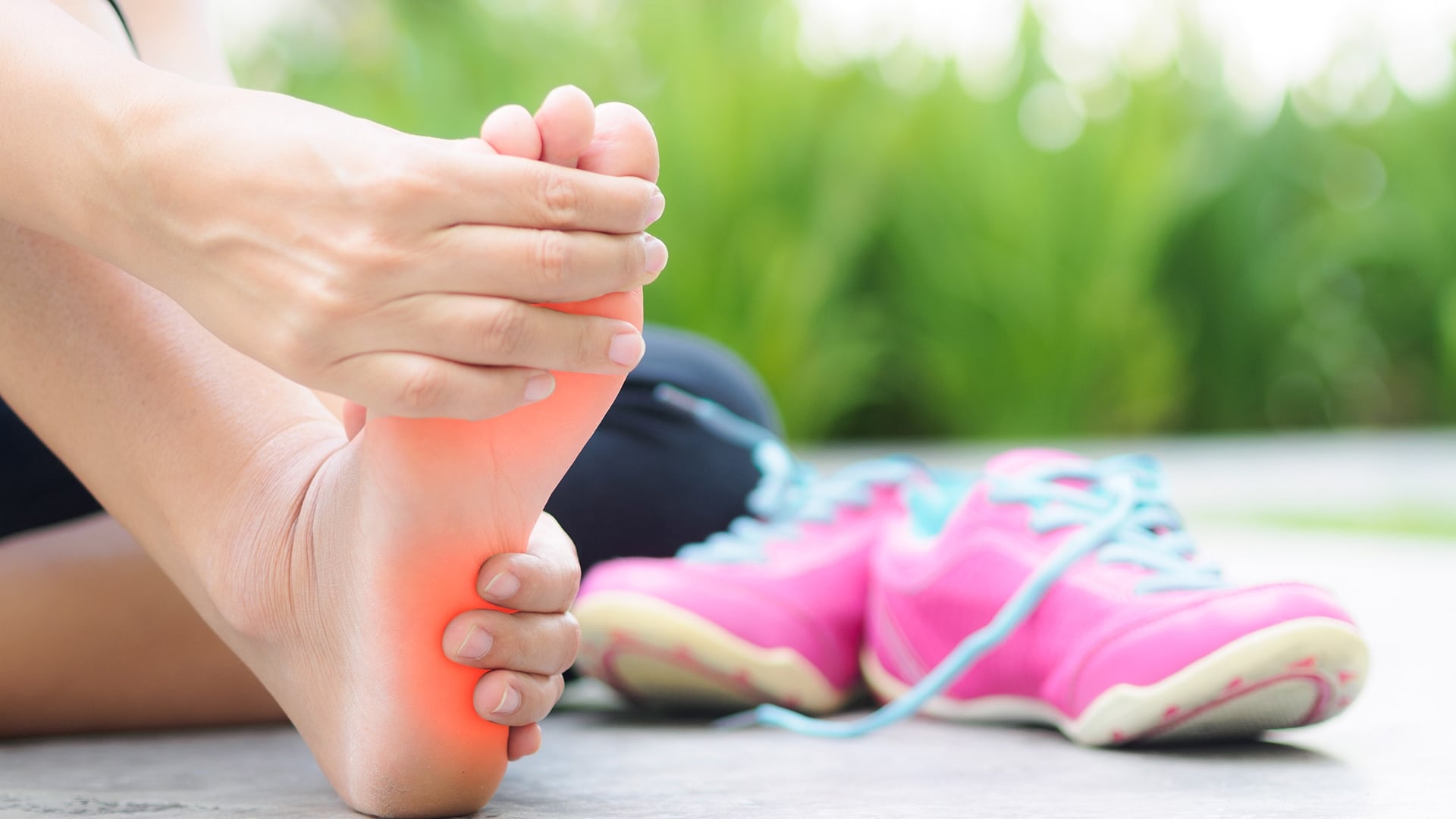 La fascitis plantar causa dolor en el talón debido a la inflamación de la fascia, una banda de tejido en la base del pie (Imagen Ilustrativa Infobae)