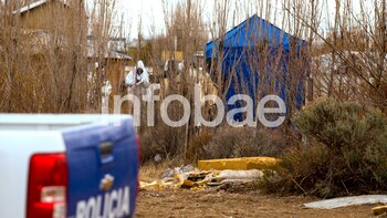 ·El cuerpo estaba enterrado, envuelto