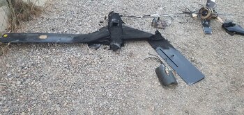 Los restos de un avión no tripulado se ven en el aeropuerto de Bagdad, Bagdad (Imágenes obtenidas por un oficial de la Coalición/Handout via REUTERS)