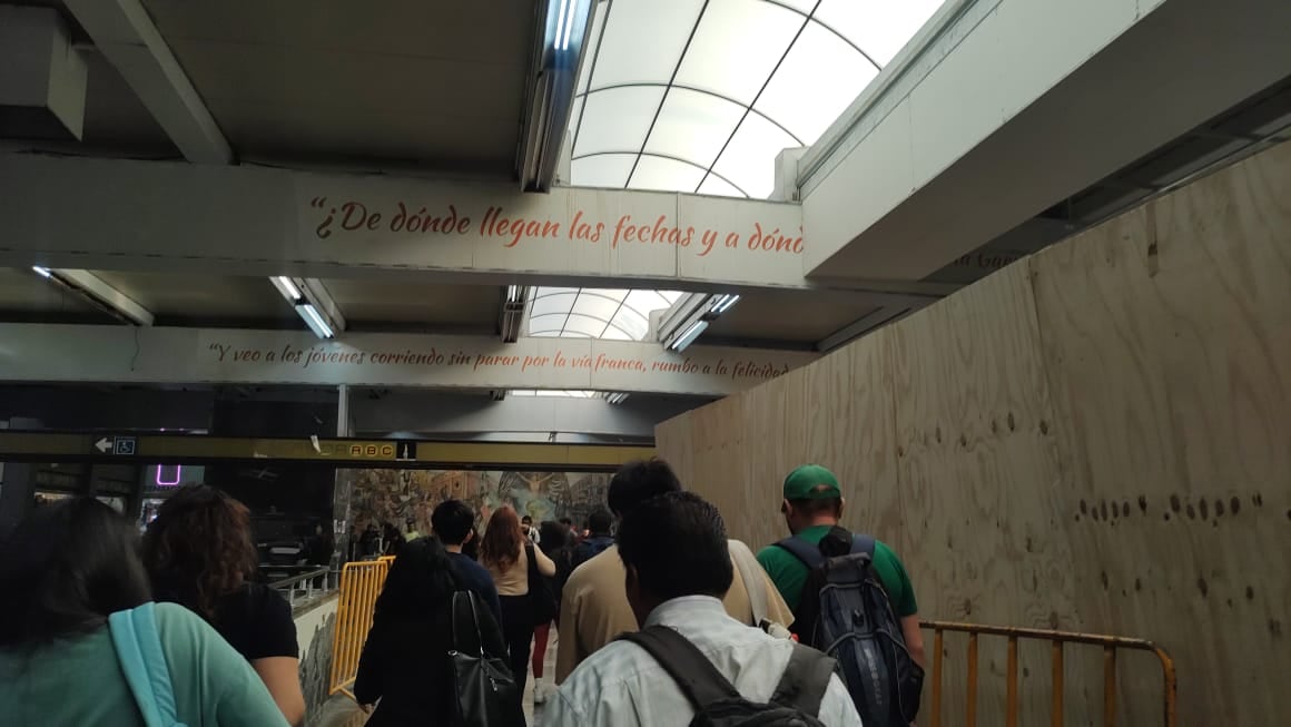 Pasajeros transitan por el paradero Universidad de la Línea 3 del Metro, donde se aprecian las barricadas y los trabajos de mejora en la infraestructura. (Luz Coello/ Infobae México)