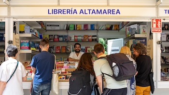 Las visitas del Papa y Bad Bunny marcarán la Feria del Libro de Madrid 2026, protagonizada por la sátira y el humor: “Es un lugar donde lees a alguien que no piensa como tú”