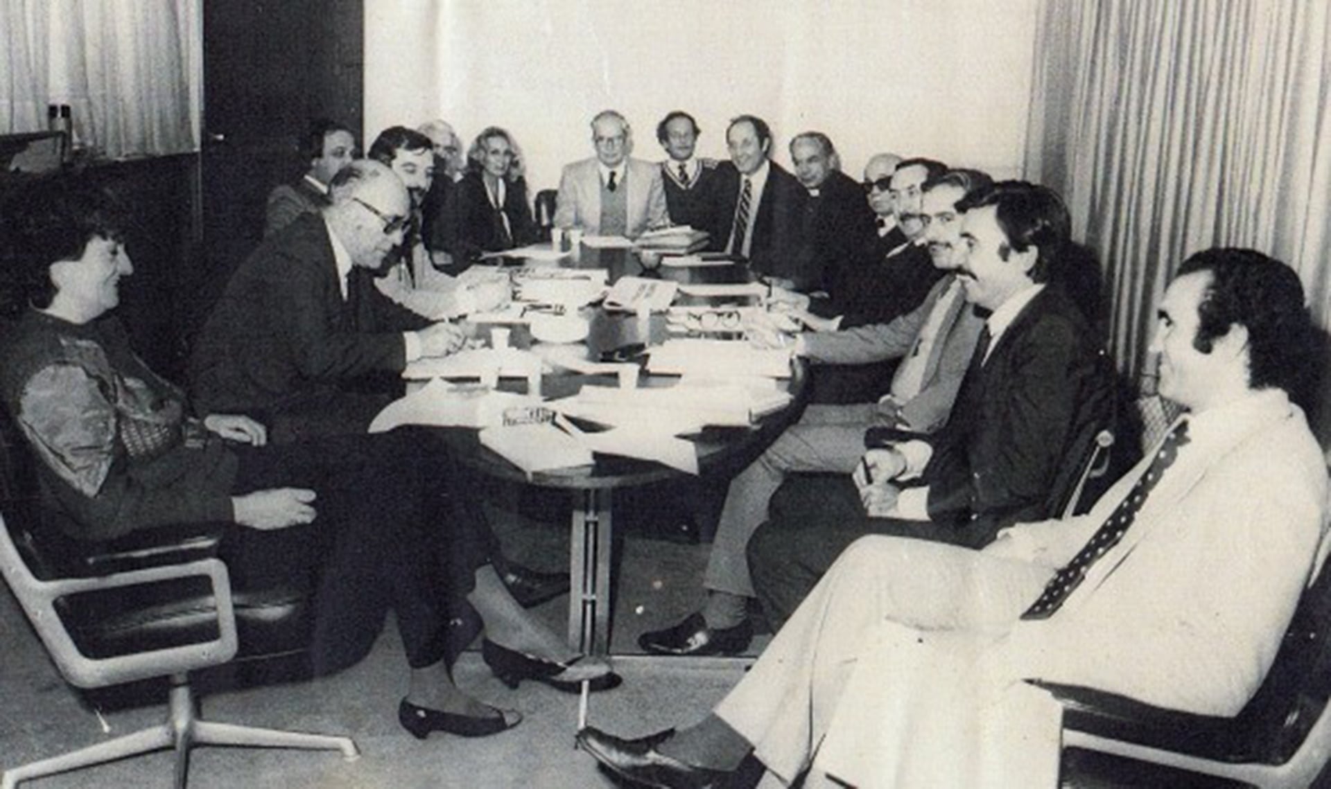 Una reunión de la Conadep llevada a cabo en el Centro Cultural San Martín, presidida por Ernesto Sábato y conformada por diez personalidades de gran prestigio y seis legisladores