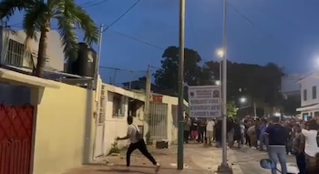 Habitantes acudieron a una vivienda señalada en redes sociales luego de difundirse la agresión contra un mexicano.