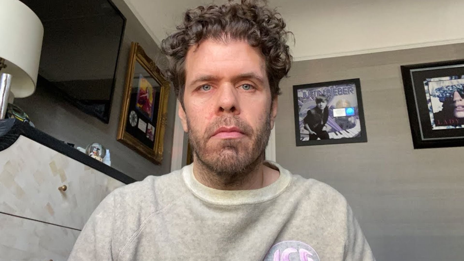 La familia de Perez Hilton confirma un avance clave tras su hospitalización y renueva la esperanza sobre su estado: “Ya puede comunicarse”