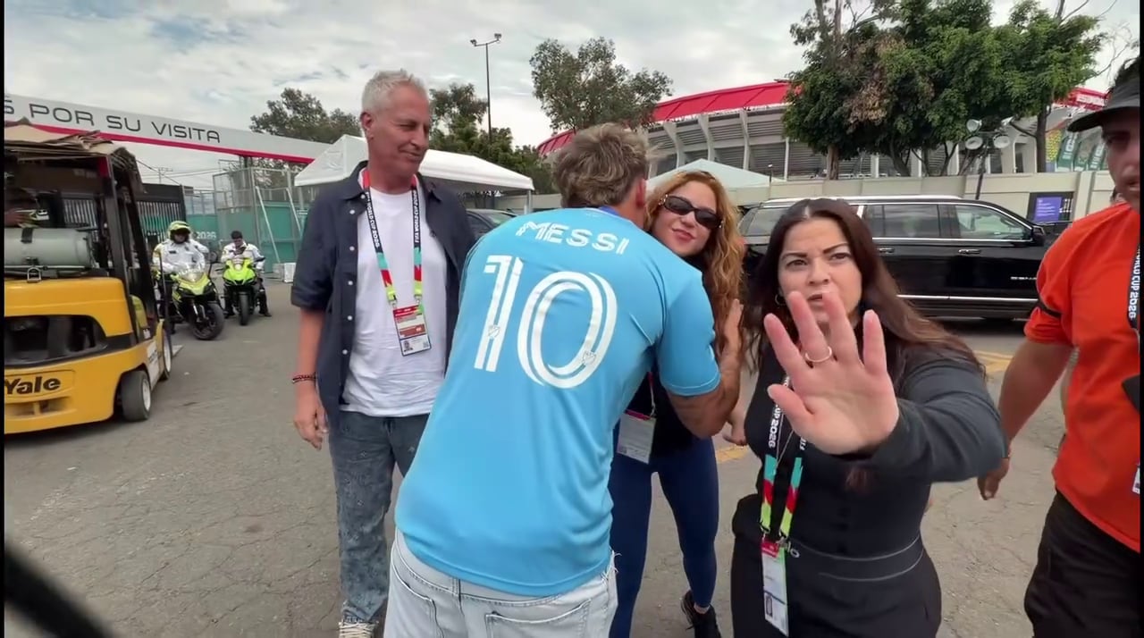 La cantante Shakira saluda a Ian Lucas, quien viste una camiseta de Messi, en un encuentro que se interrumpió abruptamente antes de la apertura del Mundial 2026, mientras una mujer intenta detener la interacción.