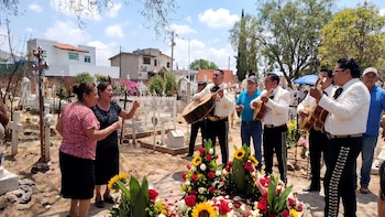 Sólo en México: familia le dedica El Mono de Alambre con mariachi a su difunta en pleno panteón