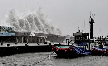 El supertifón Kong-rey tocó tierra en Taiwán y amenaza con inundaciones, deslizamientos y daños generalizados (AFP)