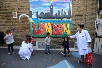 Los niños usan aros para