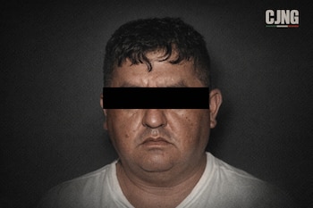 Retrato frontal tipo ficha criminal de un hombre de mediana edad con cabello oscuro, ojos censurados con una barra negra, sobre un fondo oscuro y un logo CJNG.