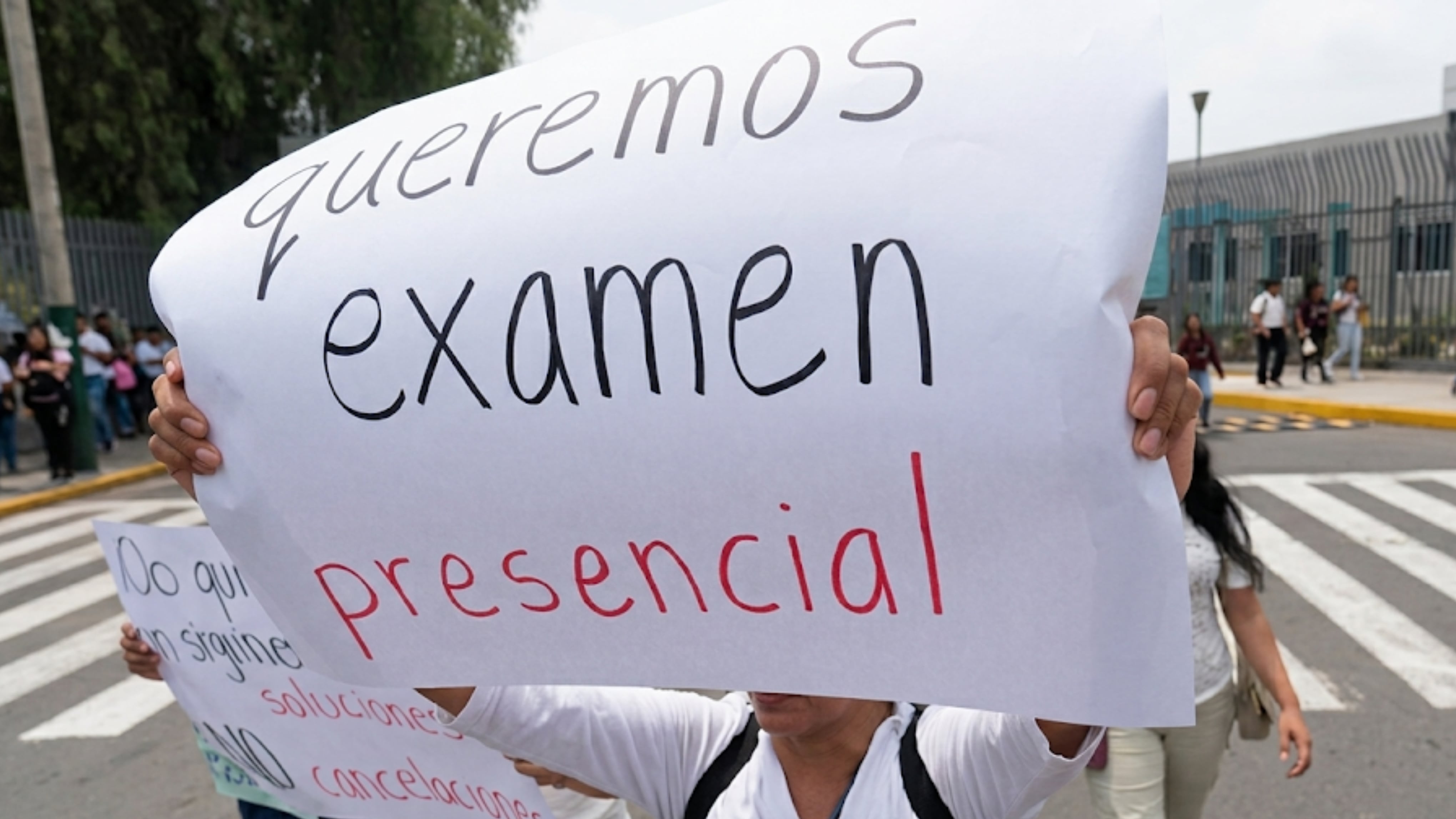 La movilización de aspirantes y familias en Ciudad Universitaria reabre el debate sobre la evaluación remota, tras señalamientos de inconsistencias y bloqueos; una comisión especializada revisa el proceso, mientras se reclaman explicaciones verificables