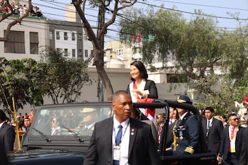 Keiko Fujimori llega a la Gran Parada Militar 2026 en la avenida Brasil recibida por varios simpatizantes