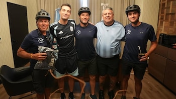 El gesto de Scaloni con tres hinchas de Argentina que recorrieron 17.000 kilómetros en bicicleta para estar en el Mundial 2026