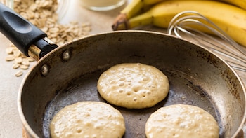 Así puedes hacer hot cakes de avena bajos en grasa y libres de gluten
