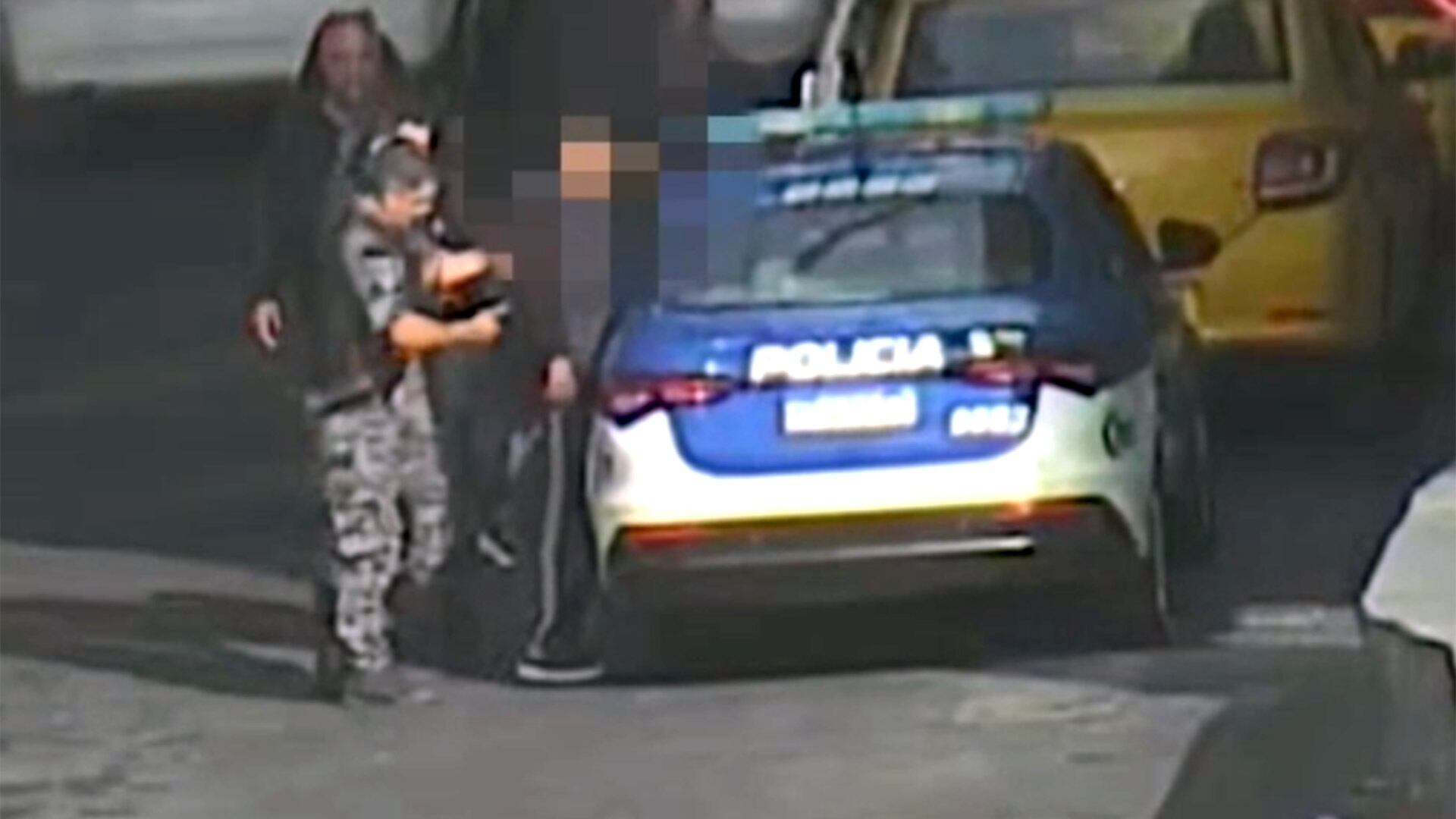 El agresor rompió puertas y ventanas con un martillo de emergencia y fue detenido por la Policía