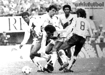 César Cueto pasando entre dos