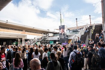 Decenas de personas a las puertas de la estación del tren de Chamartín. EUROPA PRESS