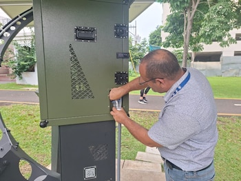 La fuente instalada en el Parque Recreativo Omar produce agua potable captando la humedad del aire mediante un sistema alimentado con energía solar. Cortesía