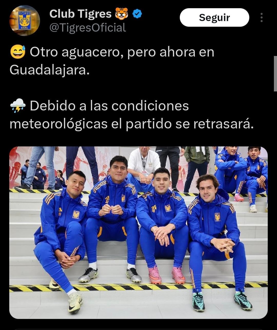El partido entre las Chivas del Guadalajara y los Tigres sufrió un ligero retraso por las lluvias. Imagen cuenta de X @Tigresoficial