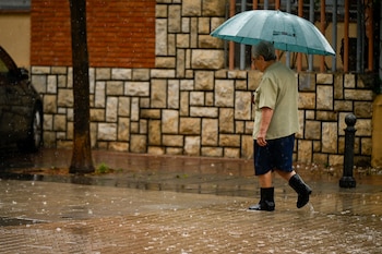 Una persona se protege de la lluvia con un paraguas en Castellón. (Andreu Esteban/EFE)