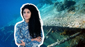 Fotomontaje de una mujer con cabello oscuro y camisa estampada azul, contorneada en blanco, superpuesta a un galeón hundido en el lecho marino.