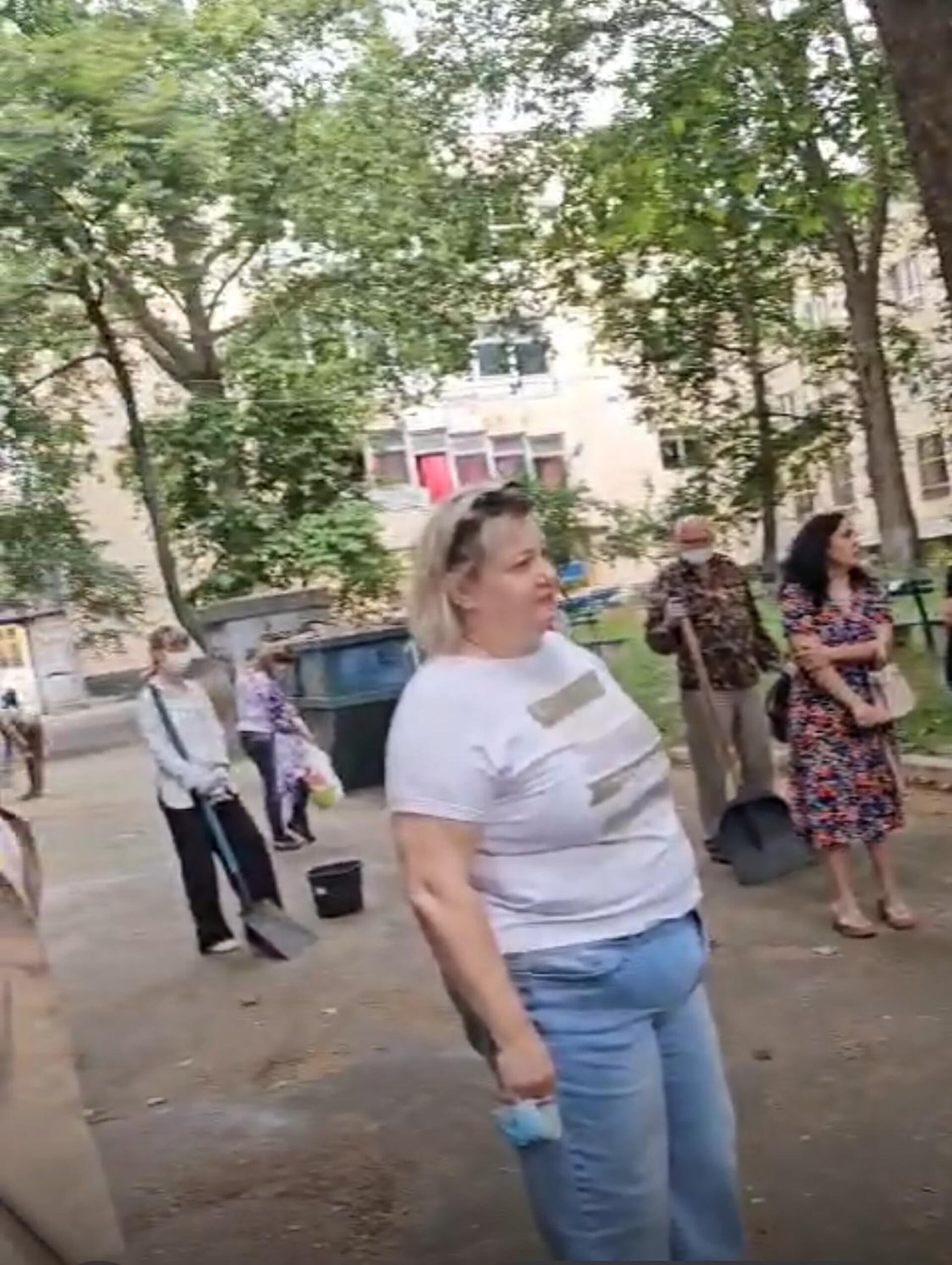 Los profesores de la Universidad de Odesa, con palas, ayudan a removeer los escombros después del bombardeo ruso