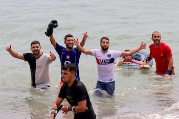 Miles de jóvenes marroquíes llegaron este jueves a la frontera entre Castillejos (Marruecos) y Ceuta para tratar de cruzar la valla que separa las dos ciudades, según pudo comprobar (EFE/Reduan Dris)