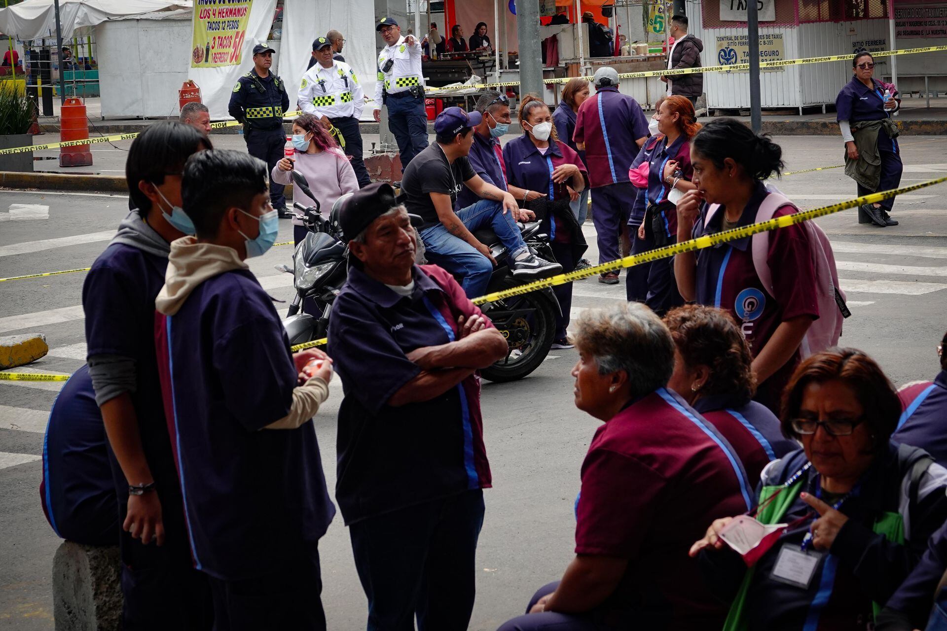 En 2024, personal de limpieza marchó y bloqueó la avenida circuito interior para presionar y obtener una respuesta de parte de los responsables de su retraso de pago. (Cuartoscuro)