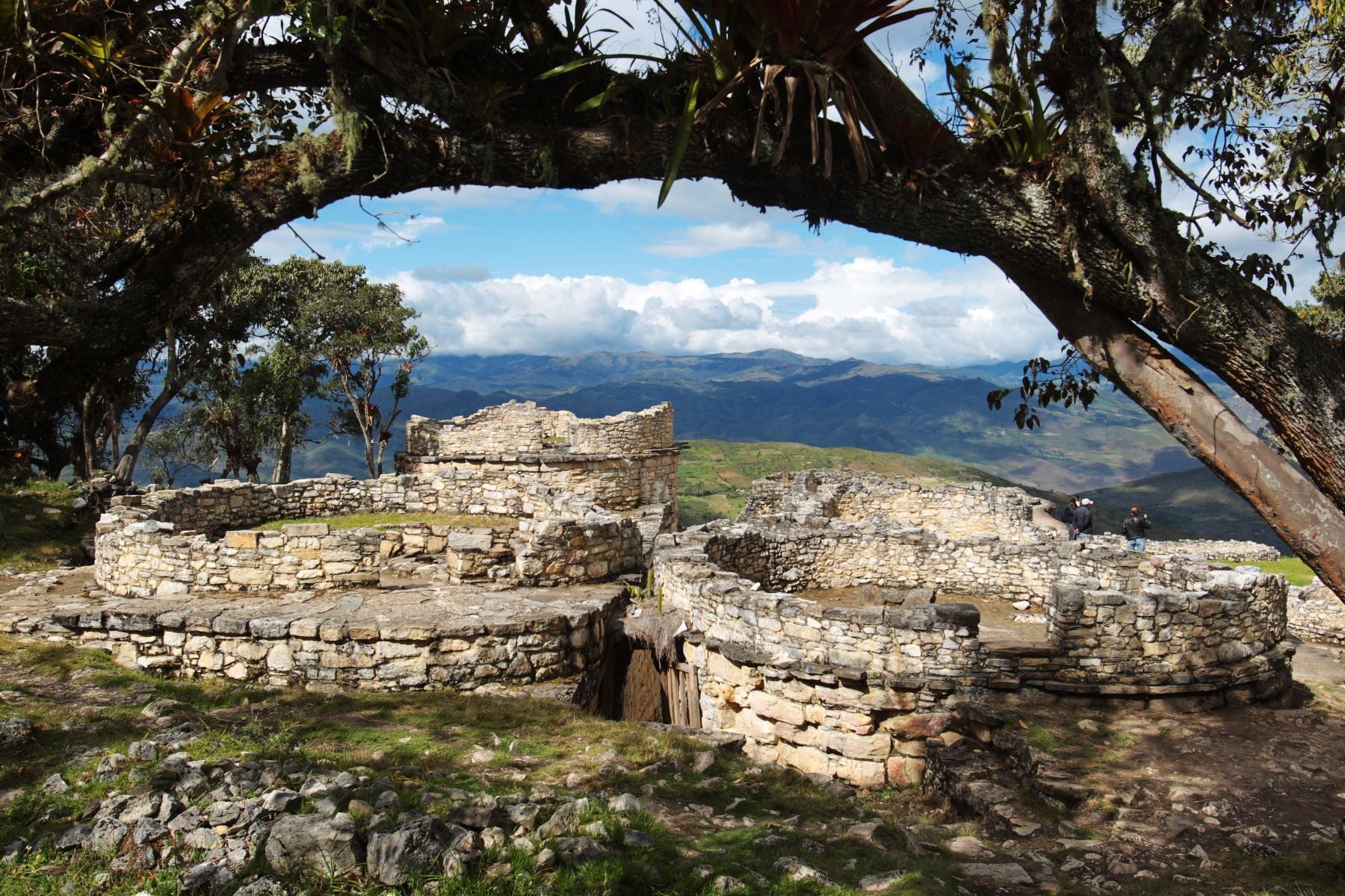 Los restos de la fortaleza preincaica de Kuélap se asientan sobre las montañas de la región de Amazonas, en el norte de Perú.