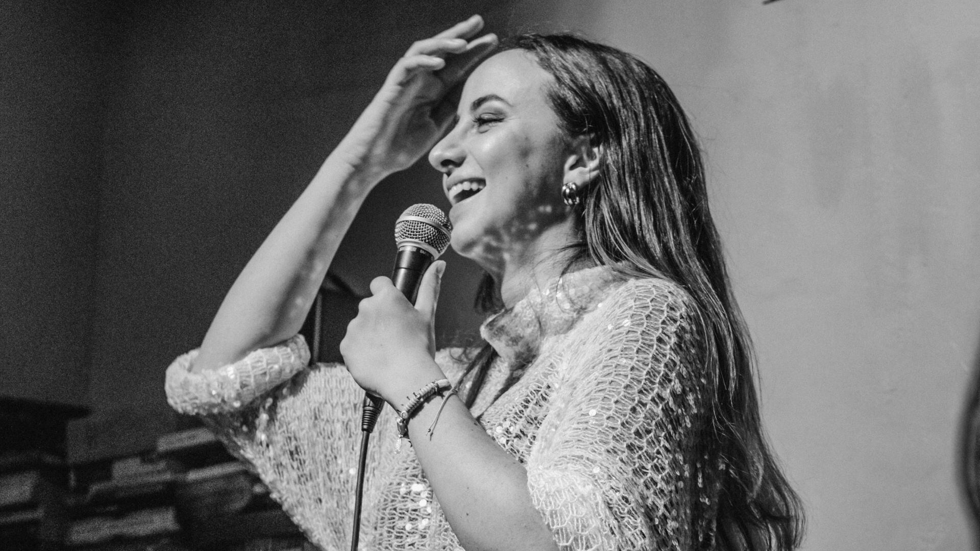 La comediante reveló detalles sobre su trayectoria en el stand-up y la conexión con el público. (Facebook Silvia De Frente)