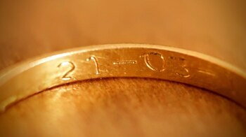 El anillo llevaba grabada una