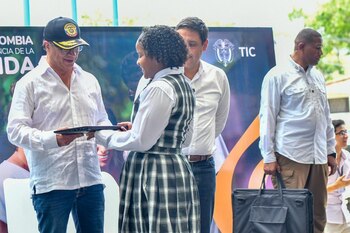 "San Andrés podría ser un espacio para nómadas digitales”, dijo el presidente Gustavo Petro en la entrega de computadores en San Andrés. Cortesía: Presidencia.