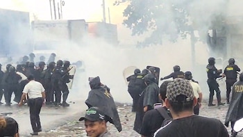 Guatemala desbloquea ruta comercial de Cuyotenango con gas lacrimógeno: tres días de protesta, tráfico pesado varado y un centro de salud evacuado