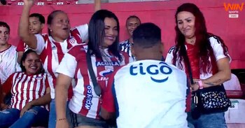 El hincha pidió matrimonio delante