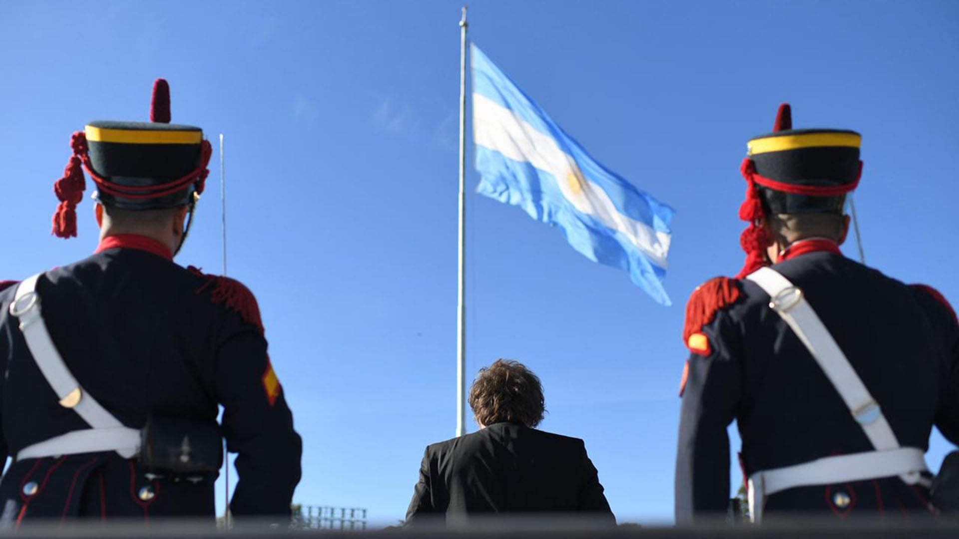 Javier Milei, escoltado por granaderos durante un acto por el Día de la Bandera (Presidencia)