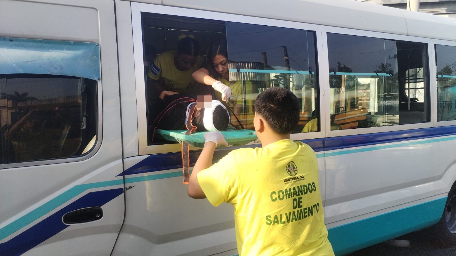 Cinco personas fueron trasladadas a centros hospitalarios tras un accidente entre dos microbuses de transporte colectivo en San Salvador. (Foto: Comandos de Salvamento)