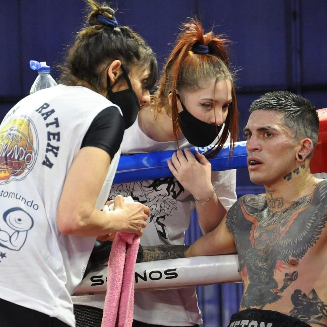 Tetón Rateka Sánchez junto a su mamá Sara y su hermana Natasha (Foto: @salvadorcairo)