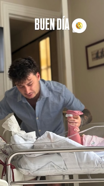 Uriel cambiando el pañal de