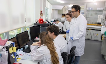 Rubén Deogracias con su equipo de investigación en el Lab 3B – Formación de Circuitos Neuronales y enfermedades cerebrales del INCYL. (Raquel J. Santos)