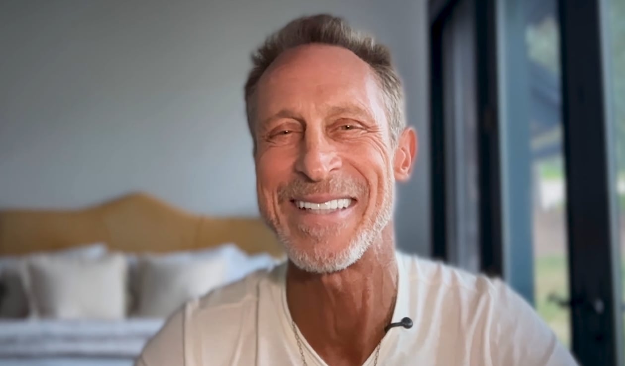 El médico sostuvo que la niebla mental no debe atribuirse de forma automática al envejecimiento, sino entenderse como un síntoma (YouTube/@drmarkhyman)