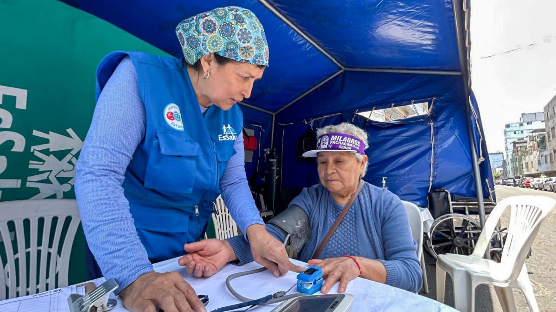 Personal médico de EsSalud evalúa a una devota durante la procesión del Señor de los Milagros en un puesto de atención instalado en el Cercado de Lima. (Foto: EsSalud)