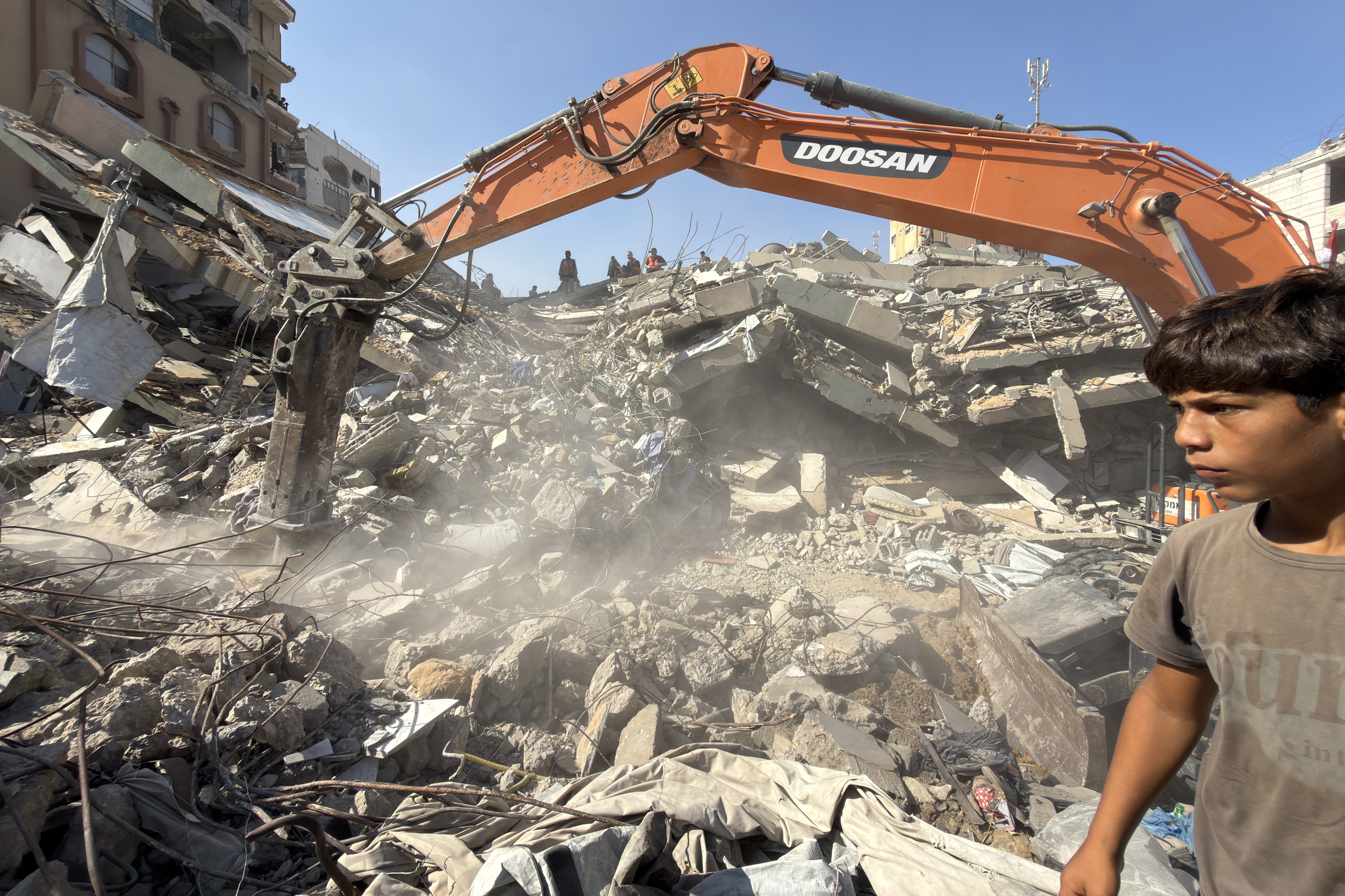 El lugar del derrumbe en Gaza. EFE/Ahmad Awad