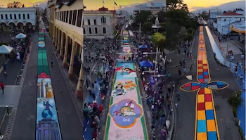 Once módulos temáticos independientes plasmaron motivos religiosos, música autóctona y figuras históricas salvadoreñas en la mega alfombra. (Cortesía: Mario Durán)