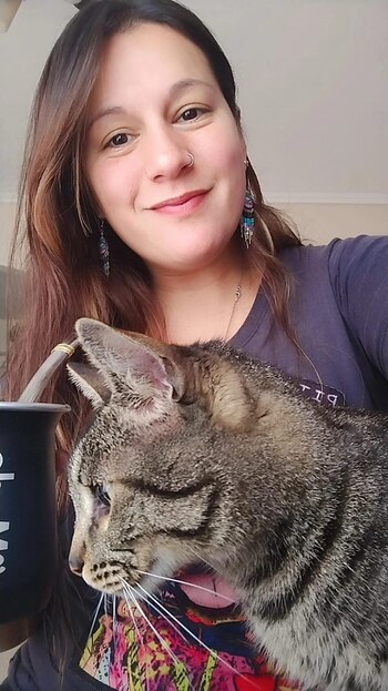 Gisela con su gato Chamán