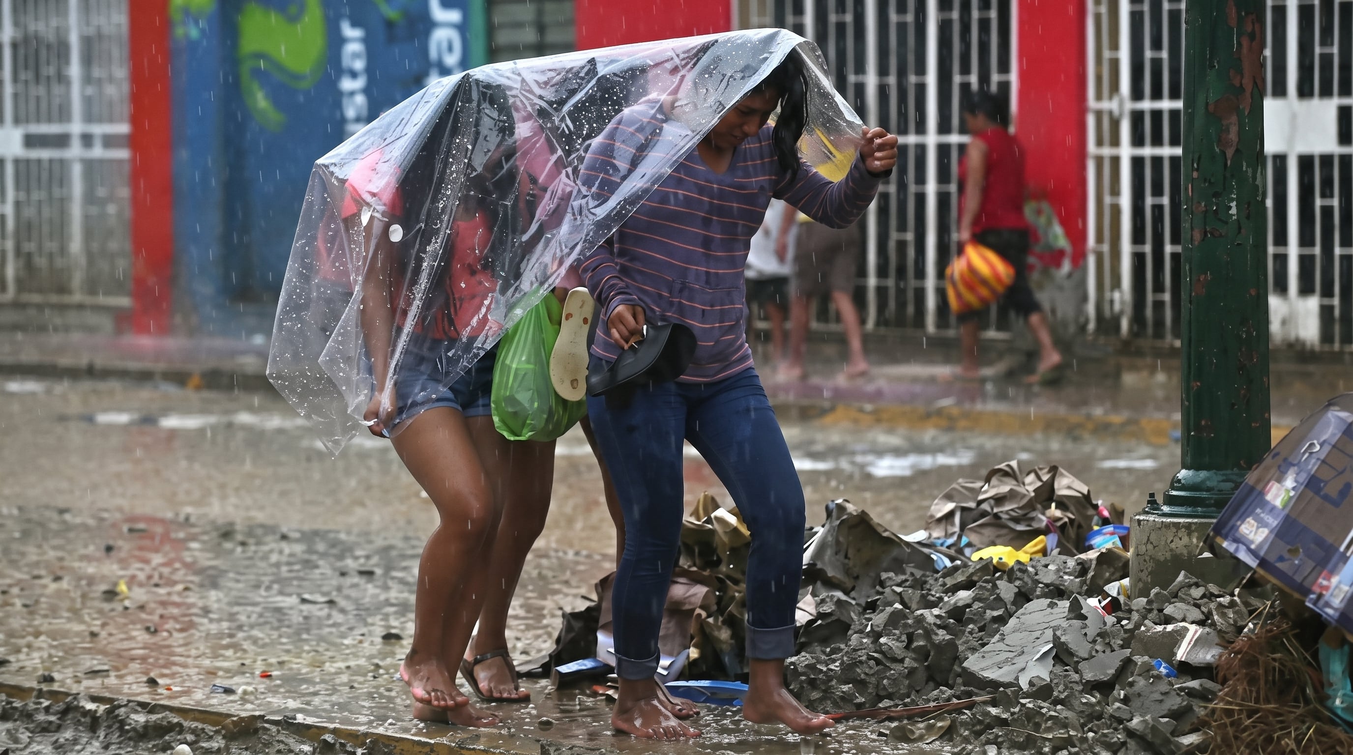 El Senamhi prevé que las precipitaciones de consideración comiencen en el norte cuando el agua cálida se desplace, con un crecimiento progresivo hasta inicios de 2027, cuando podrían ganar fuerza (Imagen Ilustrativa Infobae)