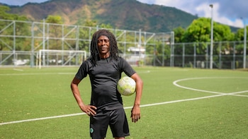 Un nuevo hogar, un gol a la vez: el camino de Julio César para reconstruir su vida en El Salvador a través del fútbol